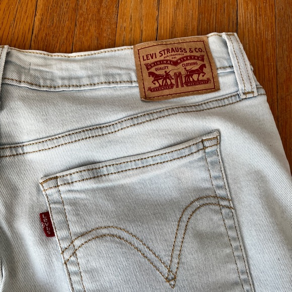 NWT Levi’s Wedgie Straight Crops light wash - Picture 6 of 7